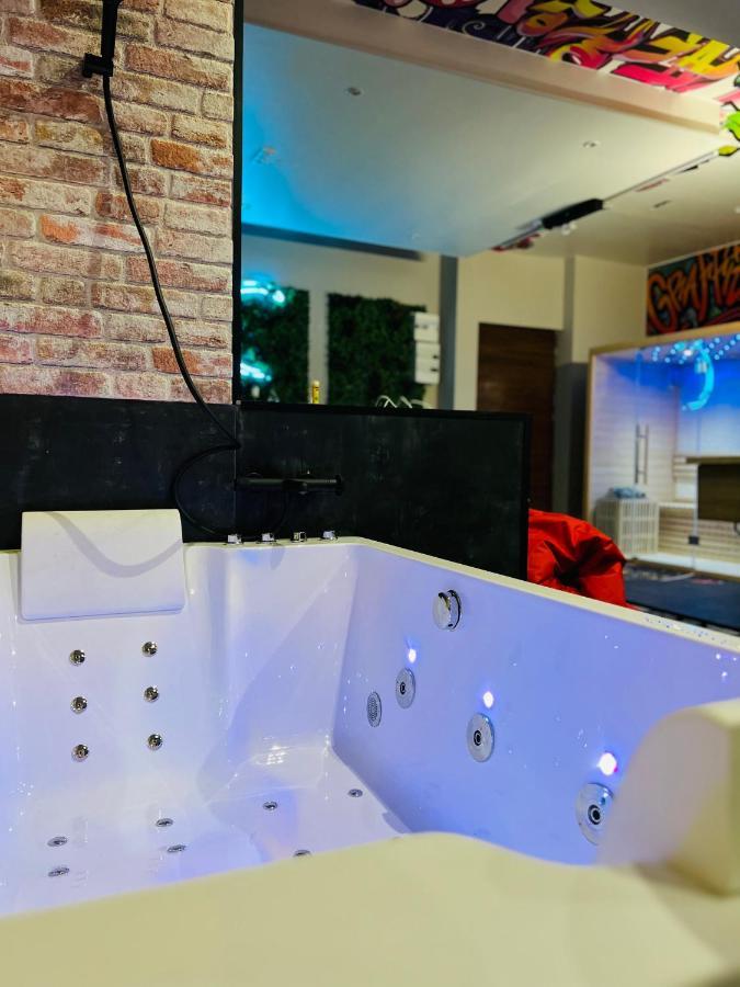 Capsule Street Art - Sauna- Jacuzzi - Playstation 5 - Billard - Netflix - Home Cinema - Terrasse ドゥエー エクステリア 写真